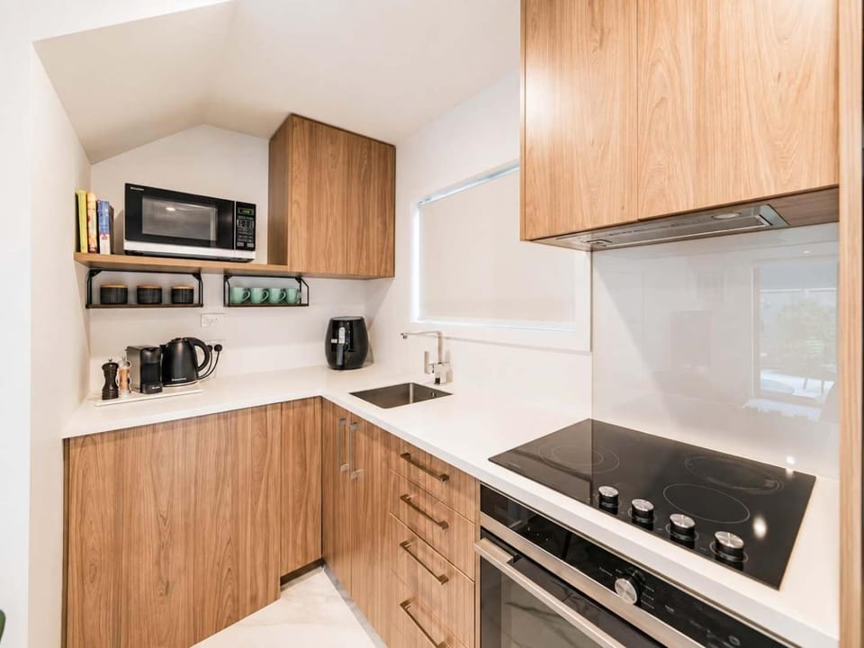 Bright City Base - 1Bed Kitchen Outdoor Space House in Christchurch