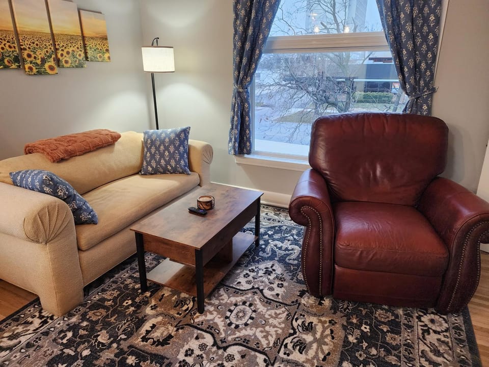 Spacious 2BR Apt Downtown, 2 Blocks from State Capitol Apartment in Topeka