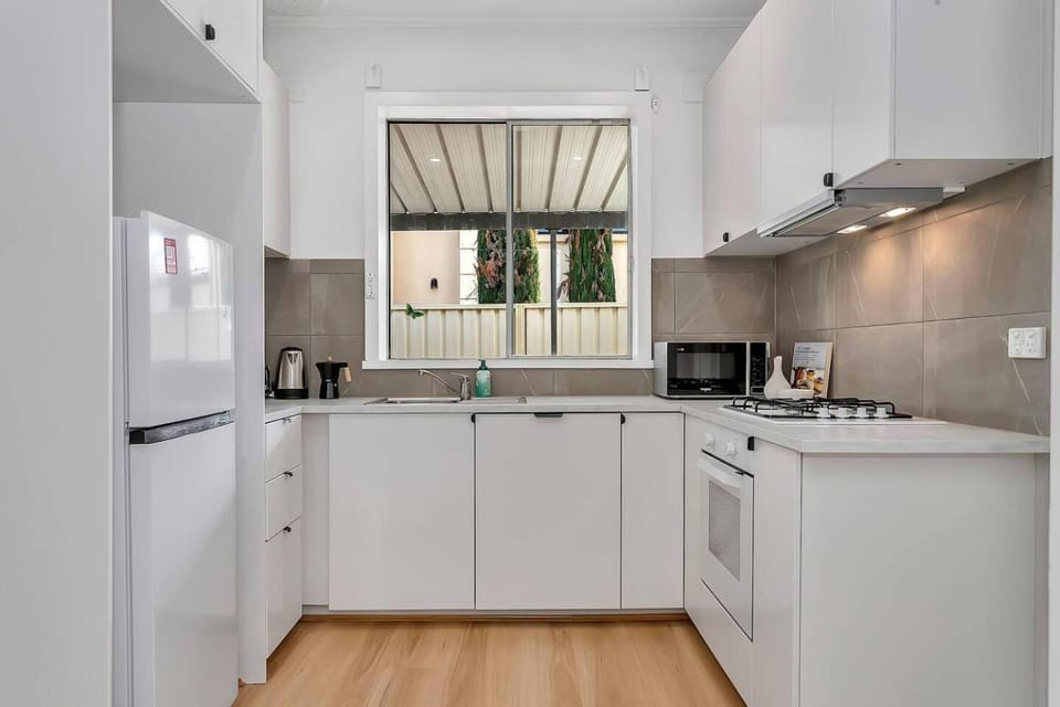 Coffee/tea facilities, Kitchen or kitchenette, Other, oven, stove