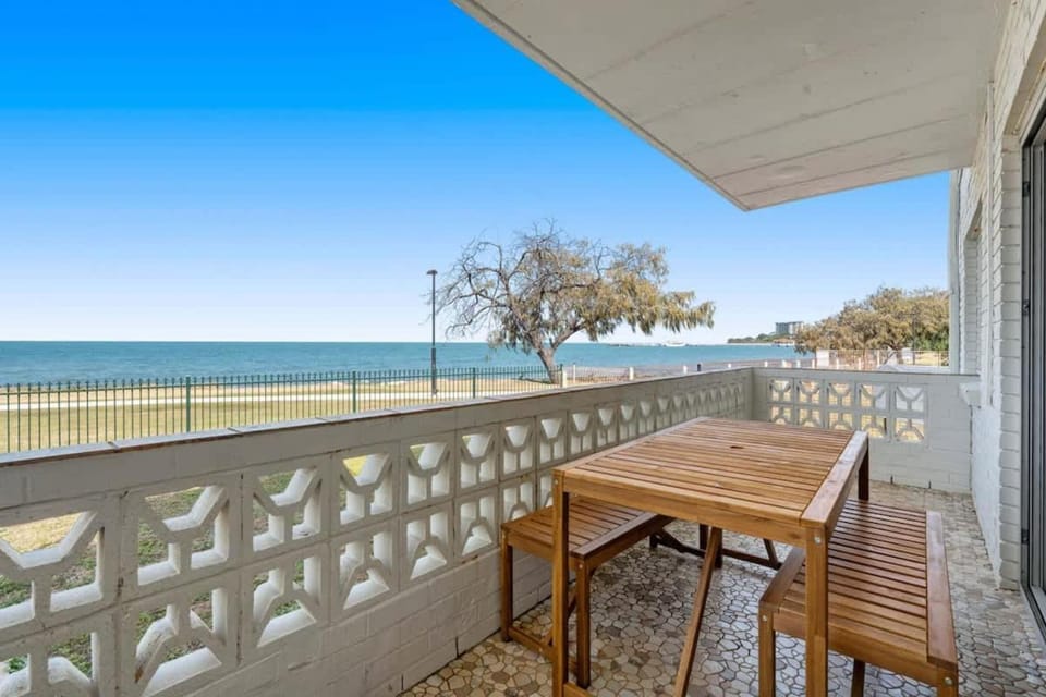 Patio, View (from property/room), Balcony/Terrace, Dining area, Beach, internet