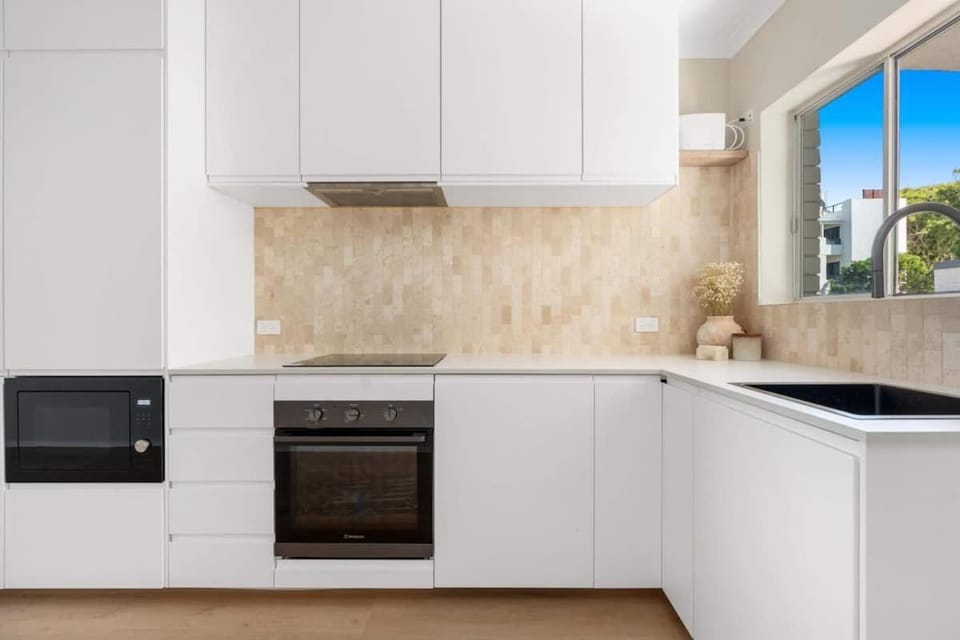 Coffee/tea facilities, Kitchen or kitchenette, dishwasher, stove, toaster