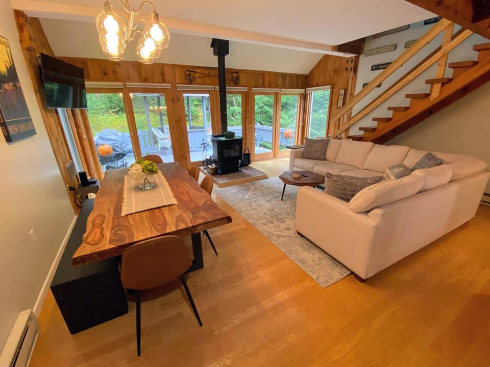 43TV peaceful retreat in the White Mountain fireplace fire pit large yard WiFi AC House in Twin Mountain