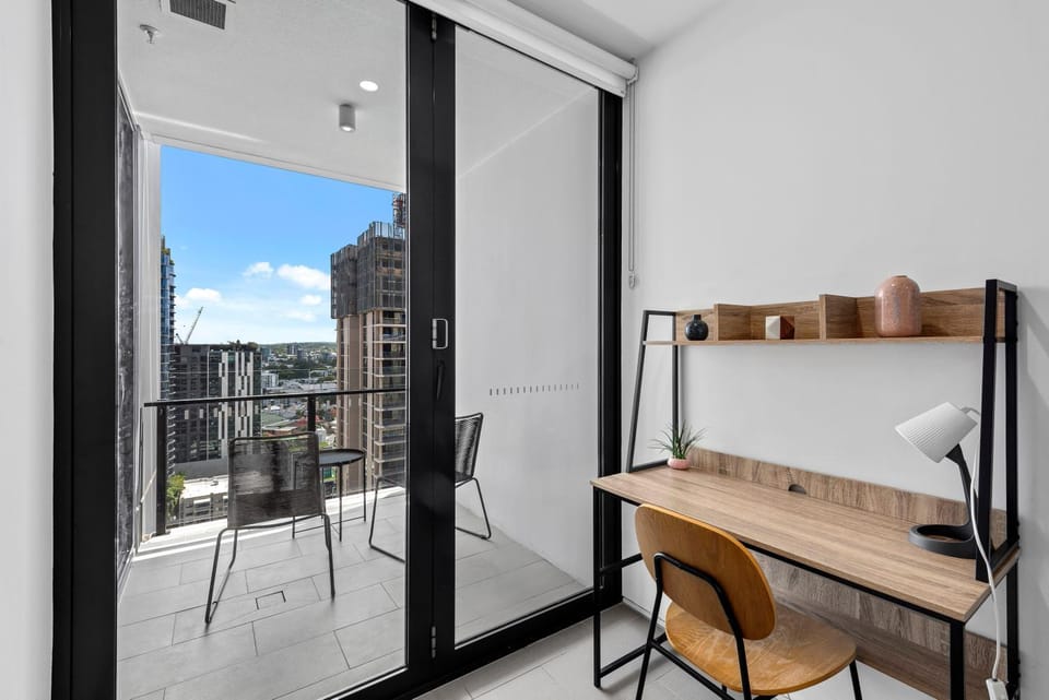 King Bed, Mountain Views & Best Southbank Location Apartment in Brisbane City