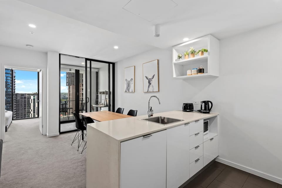 King Bed, Mountain Views & Best Southbank Location Apartment in Brisbane City