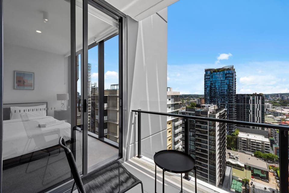 King Bed, Mountain Views & Best Southbank Location Apartment in Brisbane City