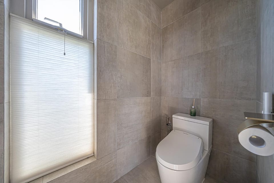 Toilet, bidet