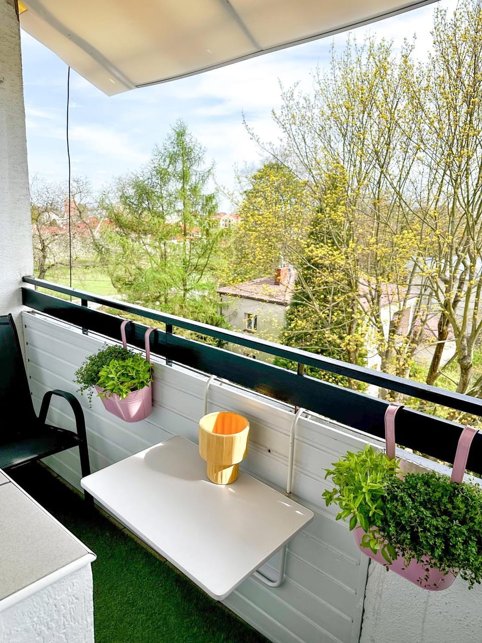 Day, Balcony/Terrace, Quiet street view