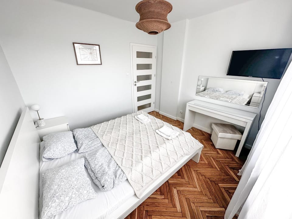 Bed, TV and multimedia, Bedroom
