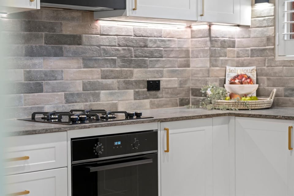 Coffee/tea facilities, Kitchen or kitchenette, dishwasher, microwave, oven, stove, kitchen