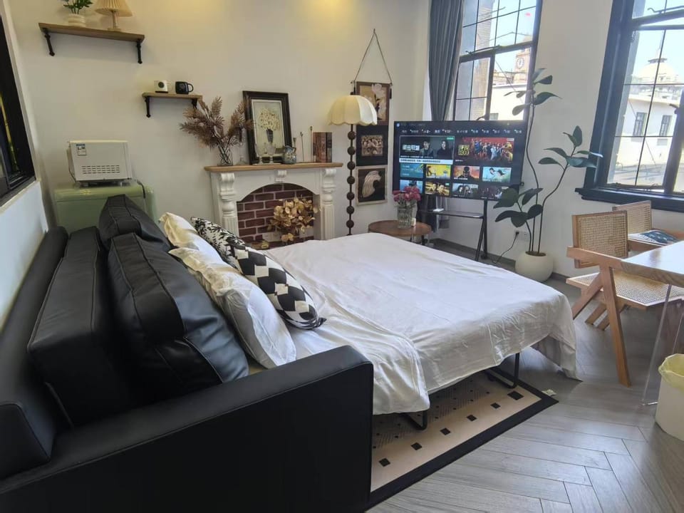 Bed, TV and multimedia, Living room, Seating area