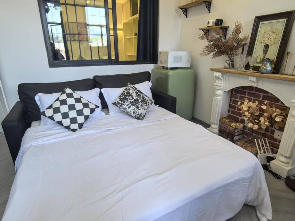 Bed, Living room