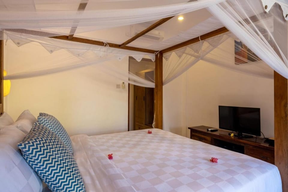 Bed, TV and multimedia, Bedroom