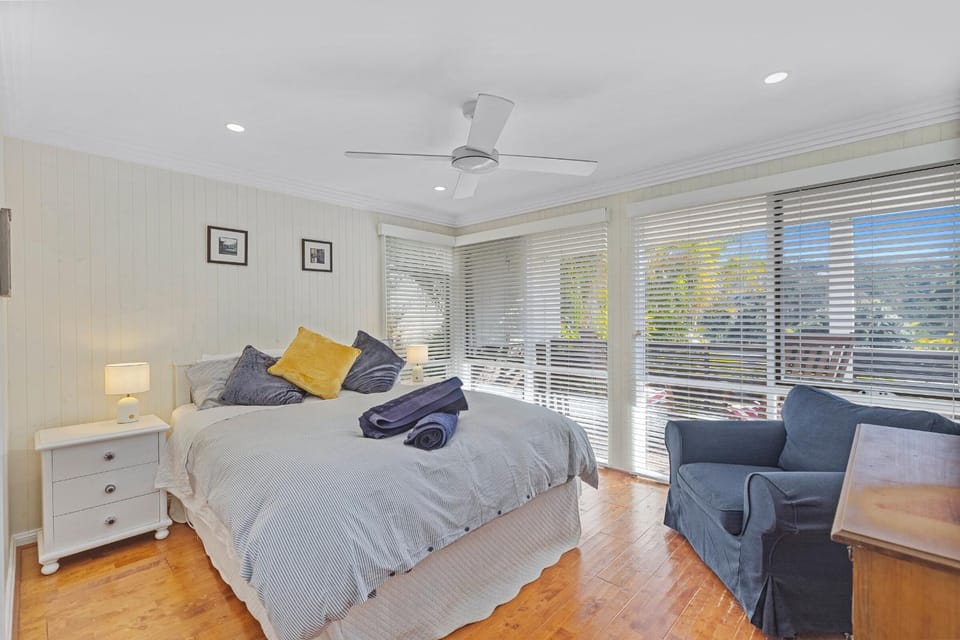 Bed, Seating area, Bedroom