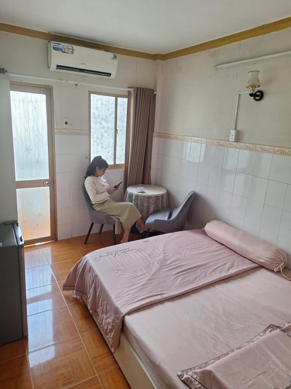 Bed, Seating area, Bedroom