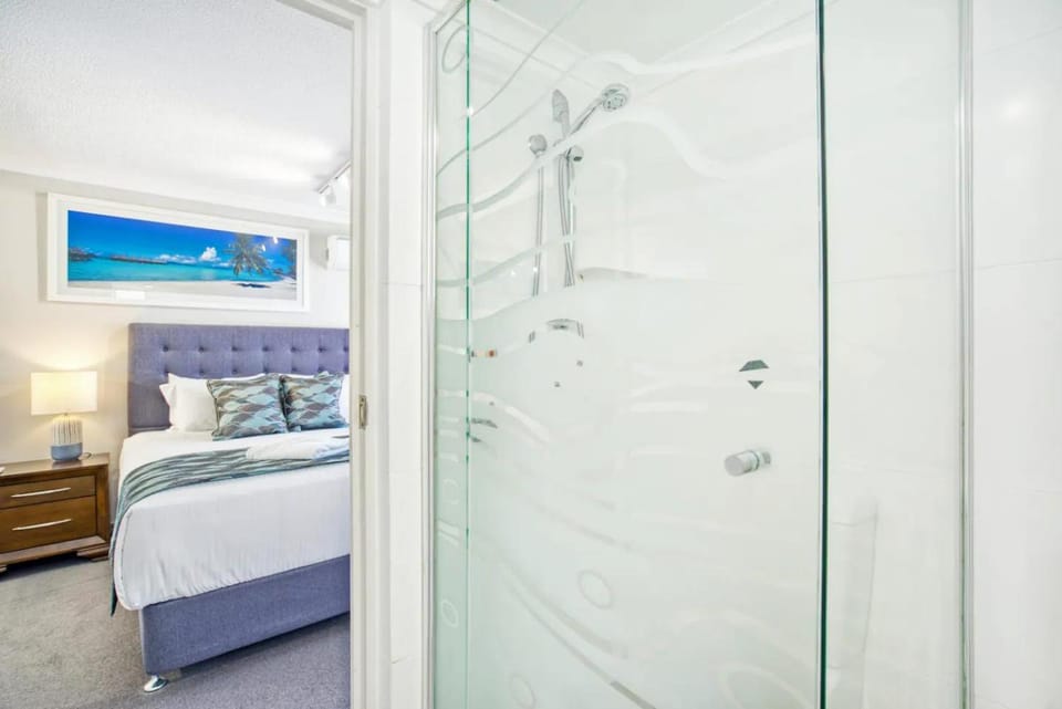 Broadbeach Beach Side 16th Floor Apartment in Broadbeach Boulevard