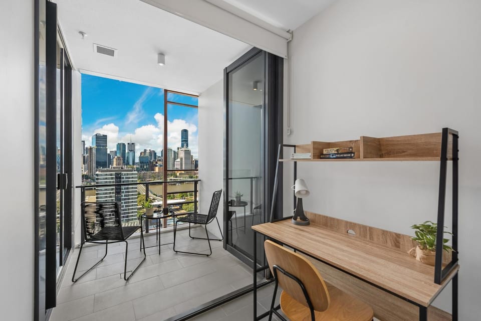 Stylish Apt and Best Location with King Bed, Pool, Gym Apartment in Brisbane City