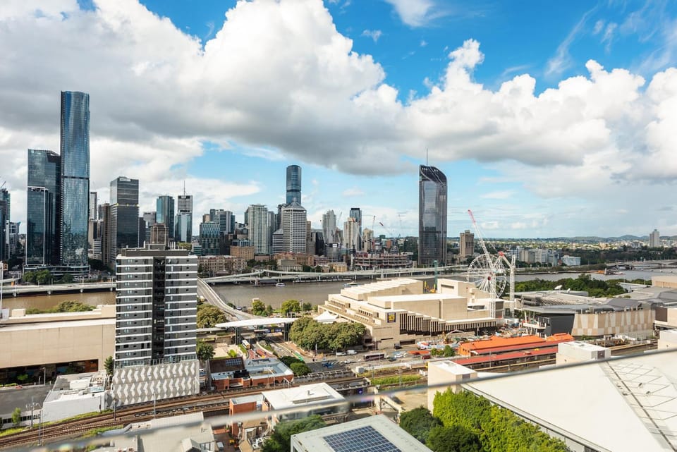 Stylish Apt and Best Location with King Bed, Pool, Gym Apartment in Brisbane City