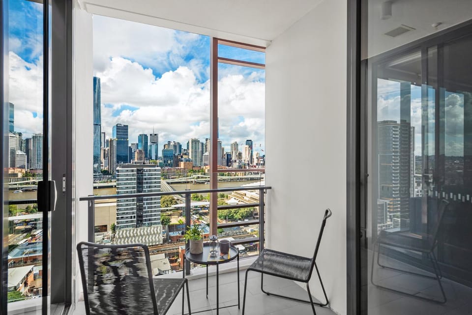 Stylish Apt and Best Location with King Bed, Pool, Gym Apartment in Brisbane City