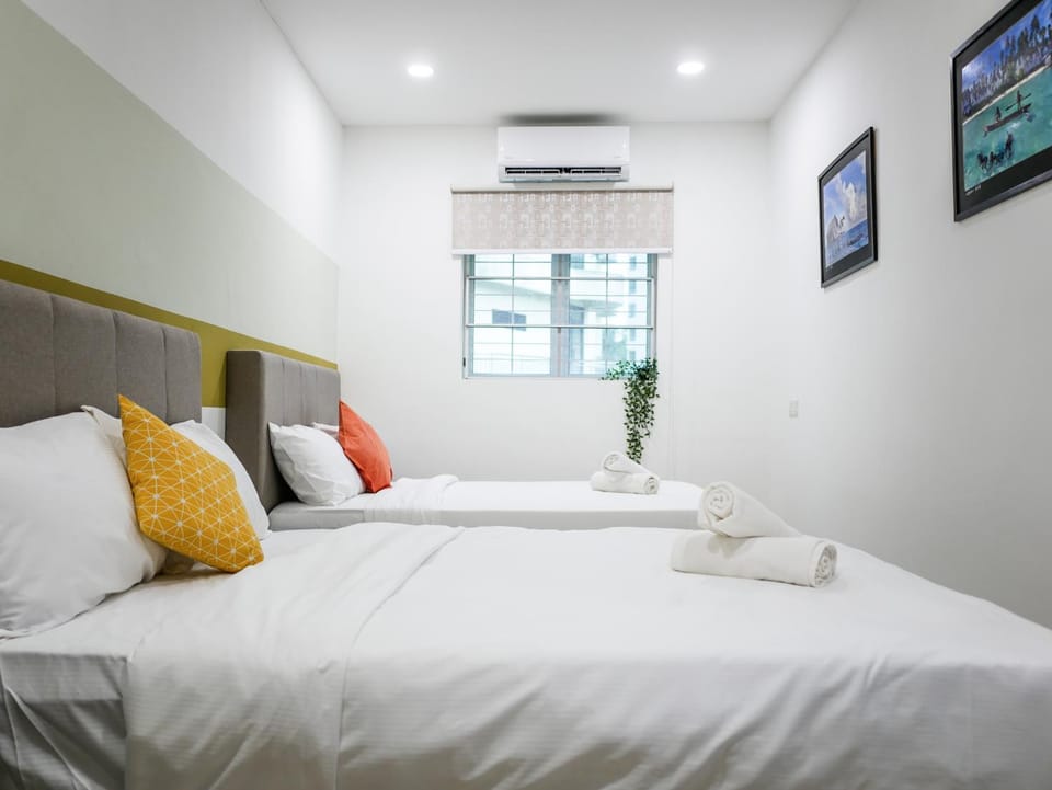 Bed, Photo of the whole room, Bedroom, towels, air conditioner