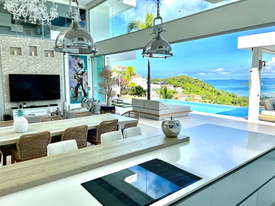 Communal lounge/ TV room, TV and multimedia, Dining area, Pool view, Sea view