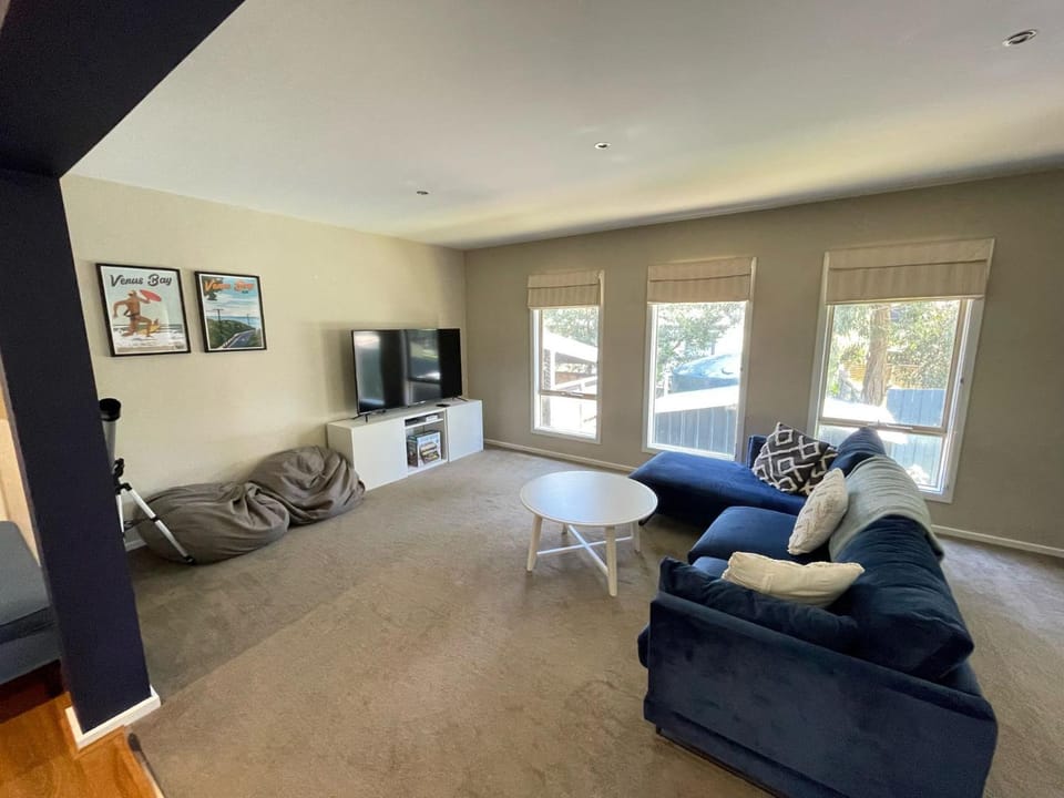 TV and multimedia, Living room, Seating area, Evening entertainment
