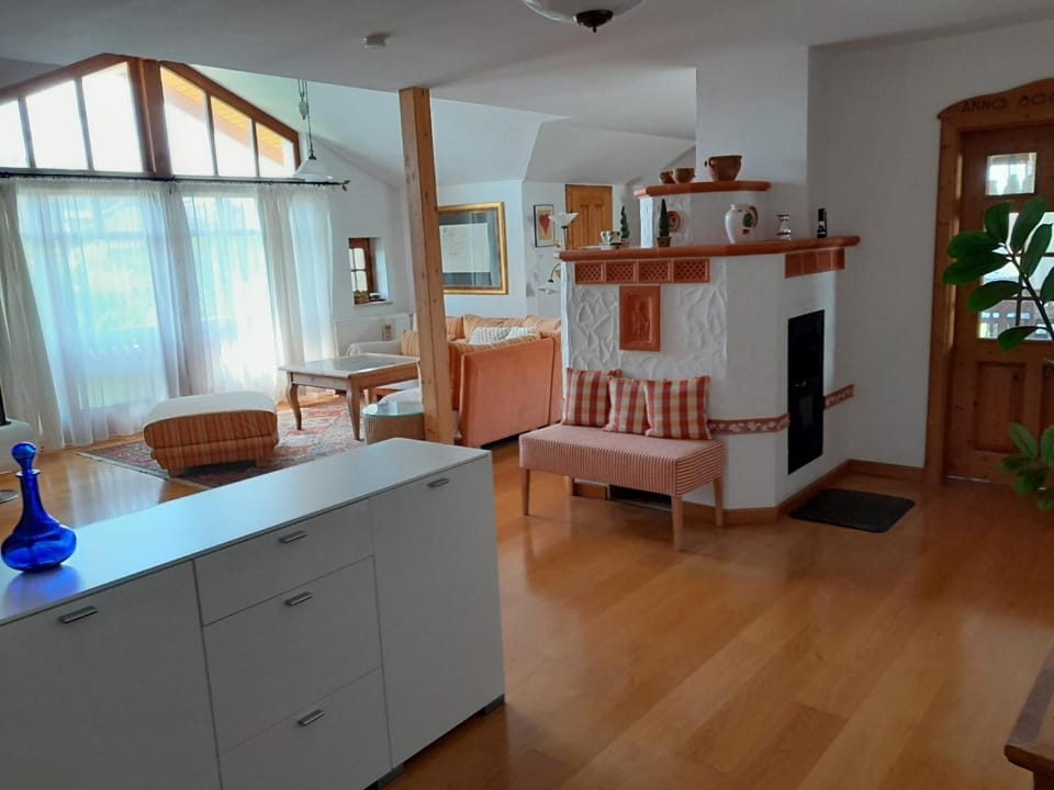 Kitchen or kitchenette, Living room, Seating area, Dining area