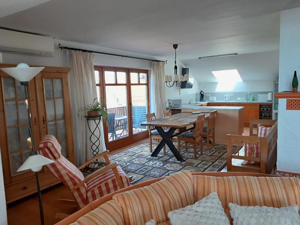 Kitchen or kitchenette, Living room, Seating area, Dining area