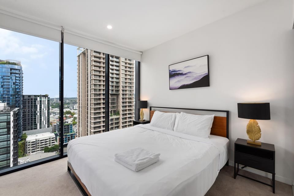 Stunning Views, Best Location, King Bed, Gym, Pool Apartment in Brisbane City