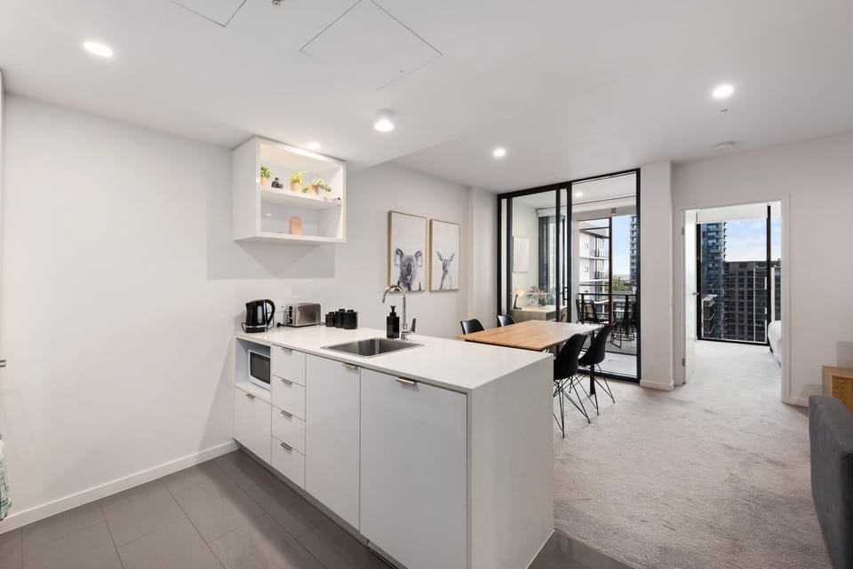 Stunning Views, Best Location, King Bed, Gym, Pool Apartment in Brisbane City