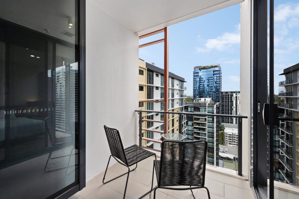 Stunning Views, Best Location, King Bed, Gym, Pool Apartment in Brisbane City