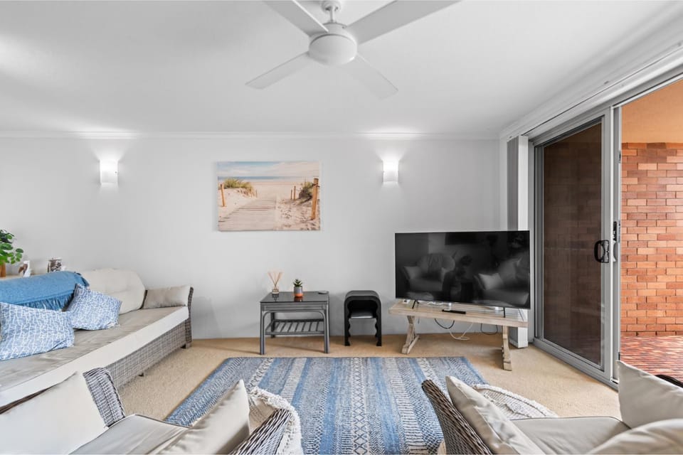Communal lounge/ TV room, TV and multimedia, Living room, Seating area, Evening entertainment