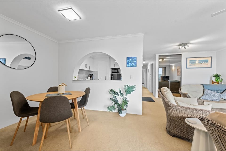 Kitchen or kitchenette, Living room, Seating area, Dining area