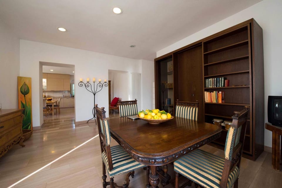 Living room, Lobby or reception, Seating area, Dining area