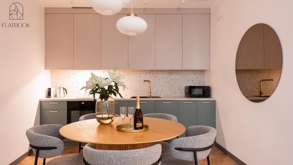 Coffee/tea facilities, Kitchen or kitchenette, Dining area, microwave, oven, stove