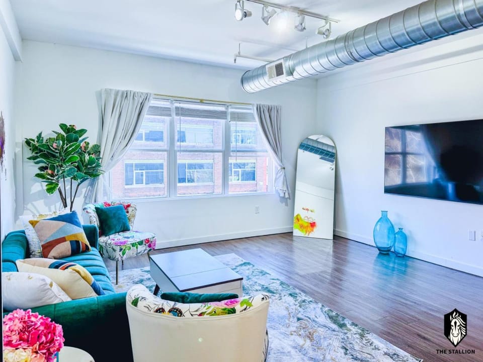The Stallion #302 - Modern 2BD Loft in Downtown with free parking Apartment in Memphis