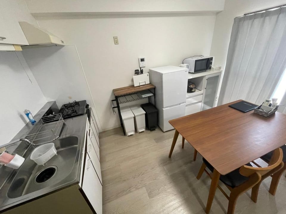 Kitchen or kitchenette, Dining area, microwave, stove