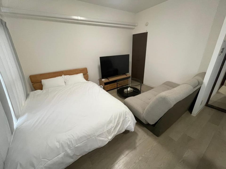 Bed, TV and multimedia, Photo of the whole room, Bedroom