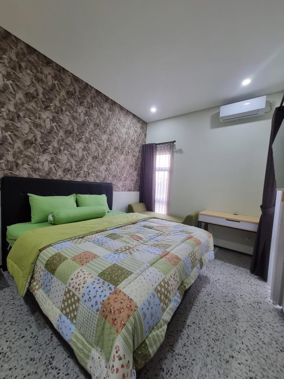 Bed, Photo of the whole room, Bedroom, air conditioner