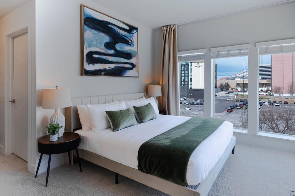 Bed, Bedroom, City view, Mountain view
