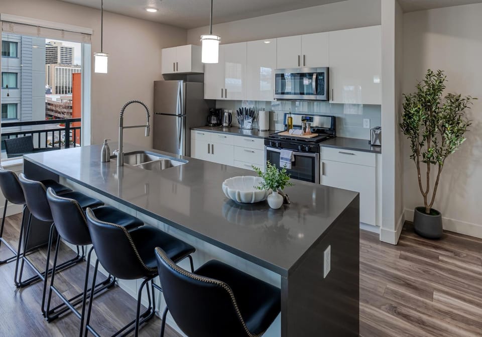 Coffee/tea facilities, Kitchen or kitchenette, Dining area, dishwasher, microwave, oven, stove, toaster