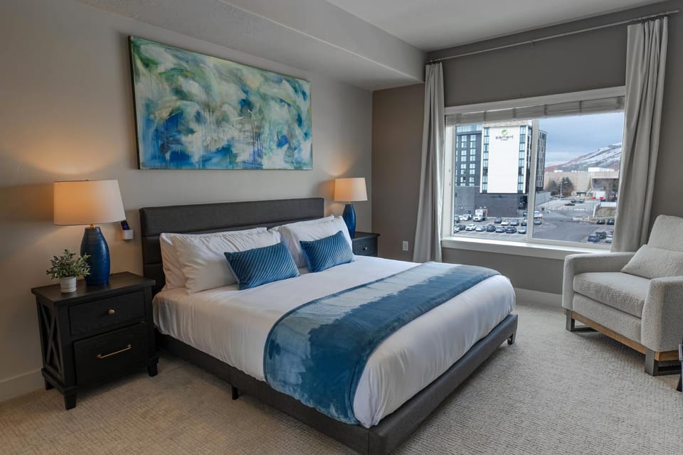 Bed, Bedroom, City view, Mountain view