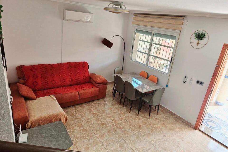 4-Bed Villa Sleeps 8 Pets Ok & 10 min to Beach Villa in Los Alcázares