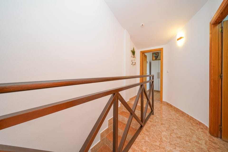 4-Bed Villa Sleeps 8 Pets Ok & 10 min to Beach Villa in Los Alcázares