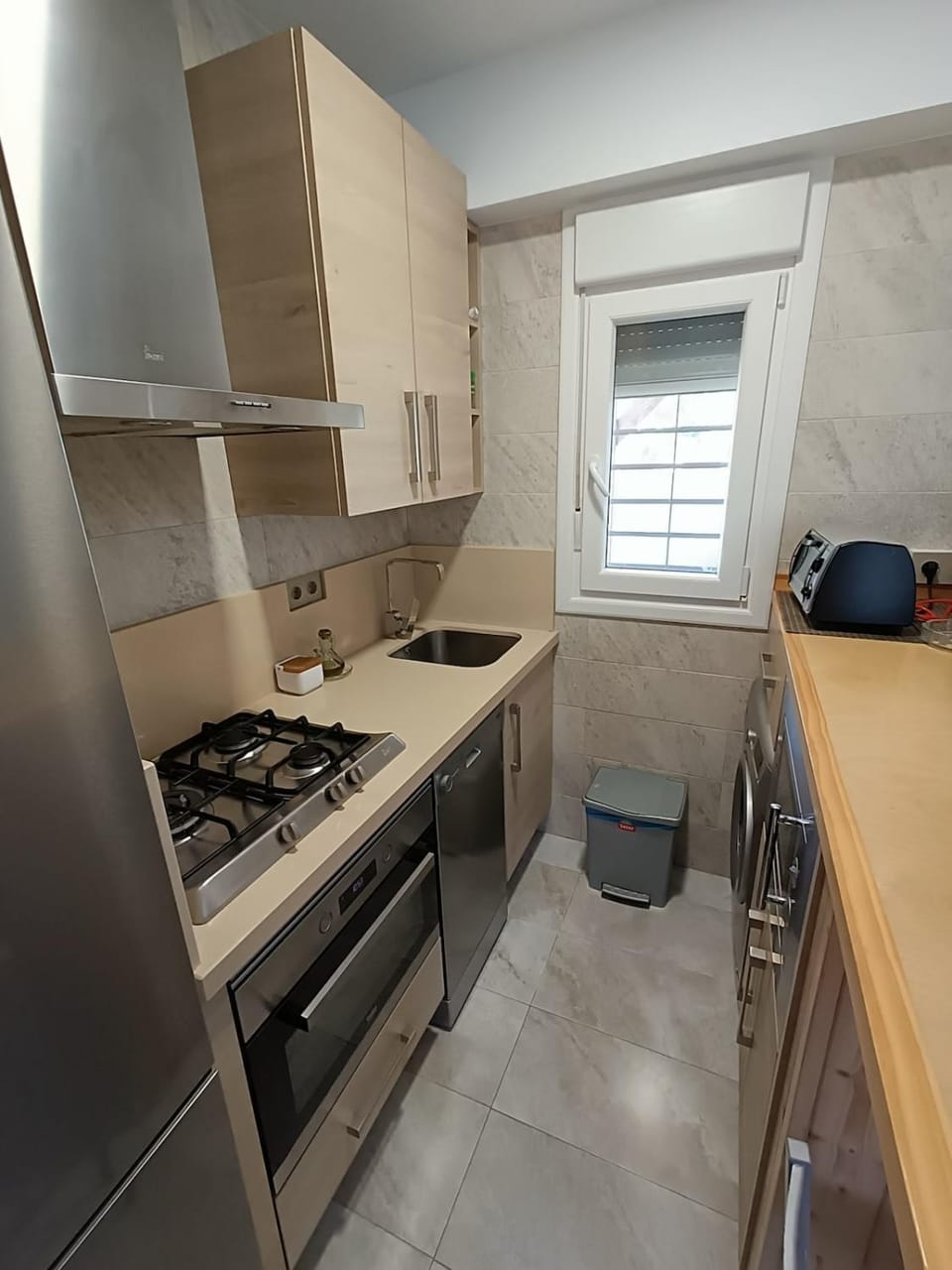Kitchen or kitchenette, dishwasher, stove