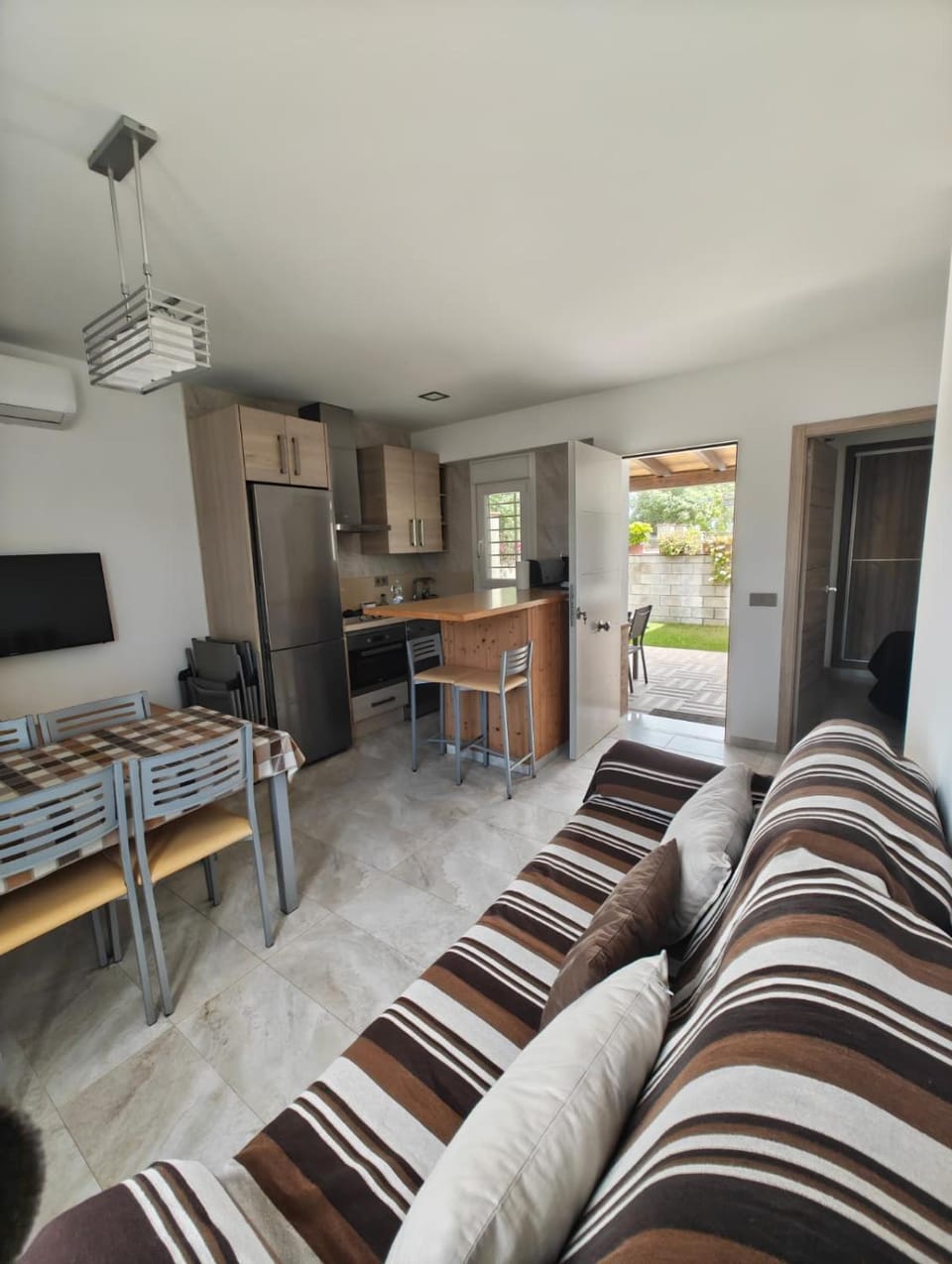 TV and multimedia, Kitchen or kitchenette, Living room, Dining area, oven, stove, air conditioner