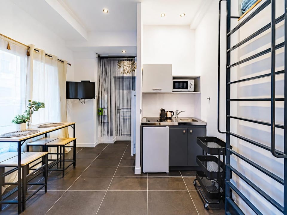 TV and multimedia, Kitchen or kitchenette, Living room, stove