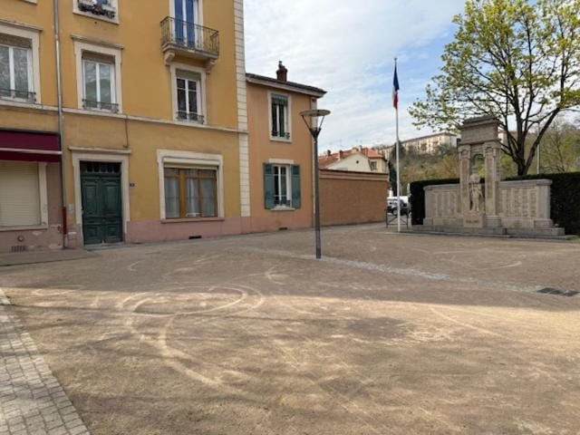 OULLINS T3 COSY 70M2 - 6 Pers 2 Chambre - 2 Mezzanines Métro & centre à Pied Apartment in Lyon