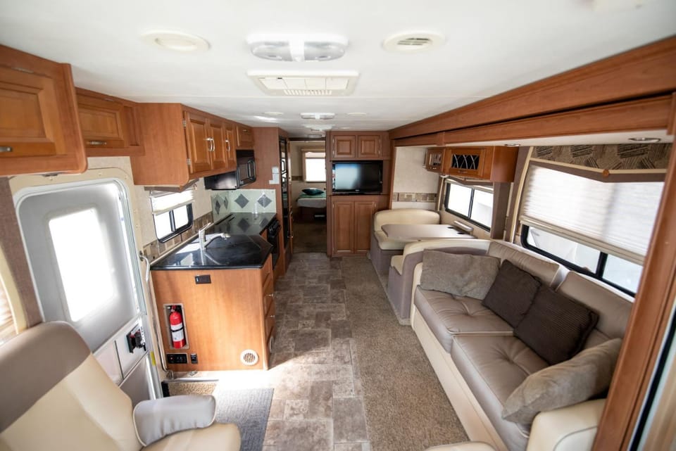 TV and multimedia, Kitchen or kitchenette, Living room, Seating area, oven, stove