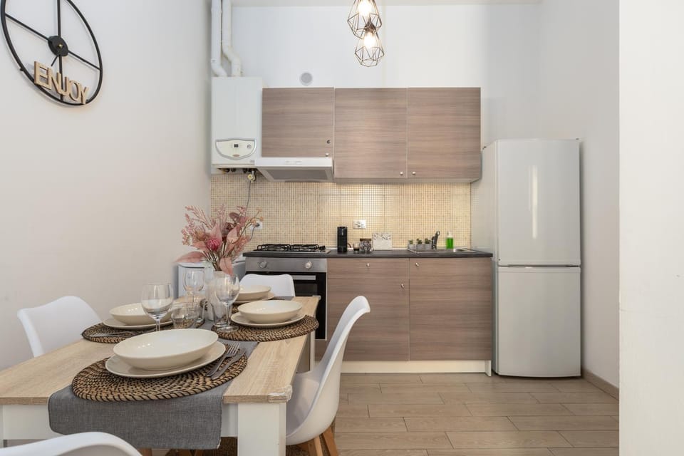 Kitchen or kitchenette, Dining area, stove