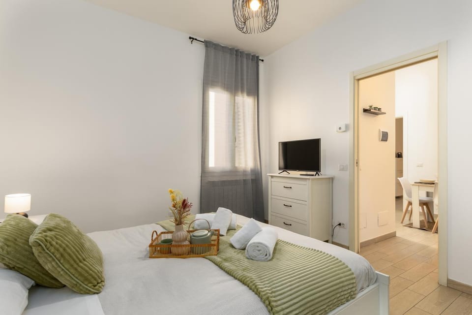 Bed, TV and multimedia, Bedroom, wardrobe